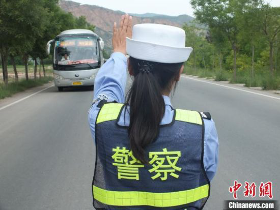 图为甘肃交警进行路面巡查。(资料图) 史静静 摄