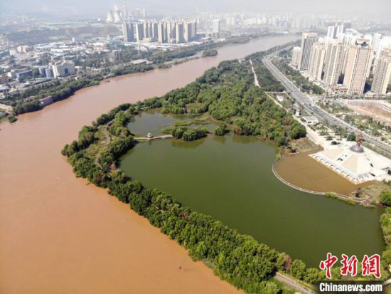 2020年9月3日航拍黄河兰州段湿地公园现黄河“鸳鸯锅”。 高莹 摄
