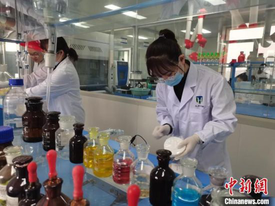 兰州高新区兰州天禾生物催化技术有限公司生产的实验室里科研人员在做研究。(资料图) 龚智宏 摄