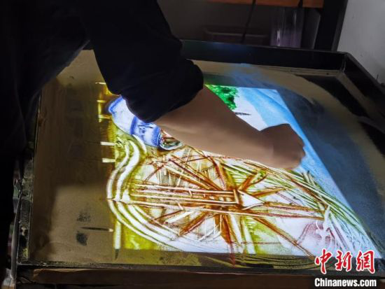 图为朱晓玲设计将牛肉面缠绕在水车上进行画面转场。 崔琳 摄