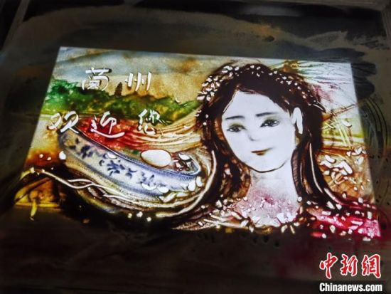 图为朱晓玲的沙画作品。 崔琳 摄