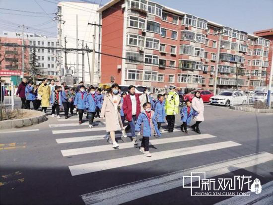 图为小学生安全有序通过斑马线 。葛强 摄