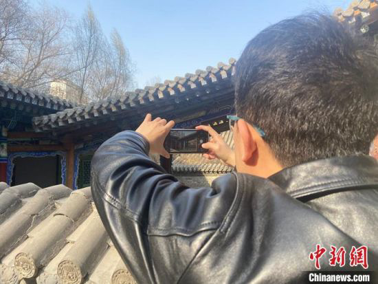 图为马琰在巡查中发现有问题的地方,用手机拍摄归档。 高康迪 摄