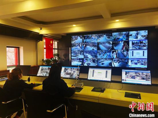兰州五泉山公园对古建筑群启动数字化保护,智能监控室联网公安系统。 高康迪 摄
