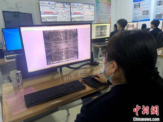 图为铁路车辆安全防范预警系统数据监测中心,工作人员24小时值班。 高康迪 摄