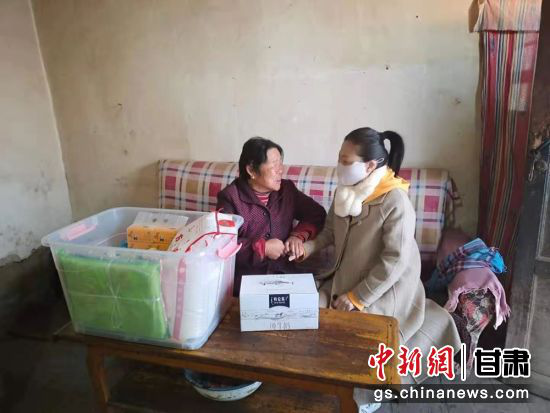 图为武威市妇联工作人员走访慰问优秀妇女代表。
