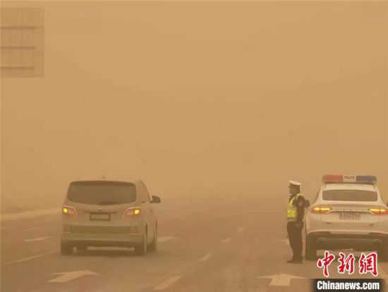 图为3月15日,甘肃嘉峪关市交警大队增加多个巡逻组,对过往车辆进行安全行车提醒。 胡广信