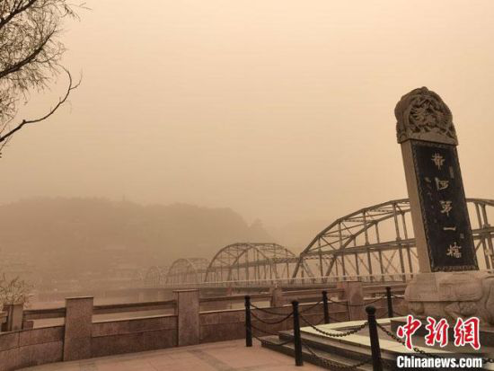 图为笼罩在滚滚沙尘中的“天下黄河第一桥”兰州中山桥。 冯志军 摄