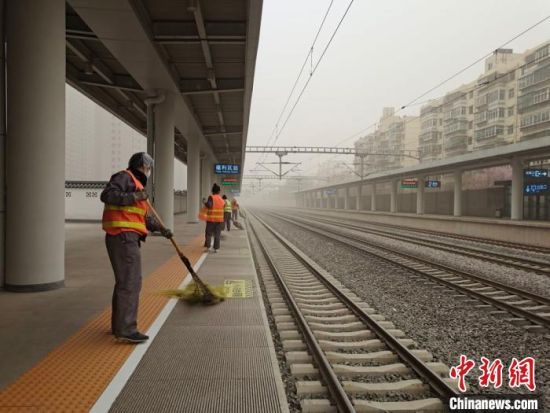 3月16日,因沙尘天气甘肃河西地区铁路客流骤增,兰州局对候车室、售票厅等场所的卫生加大清扫频次。 王喜栋 摄