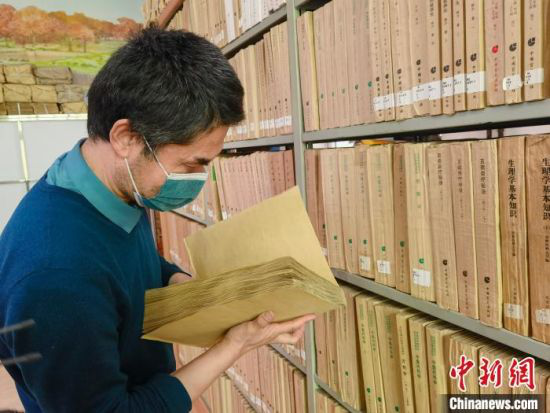 盲人在书架上寻找自己阅读的书籍。 高康迪 摄