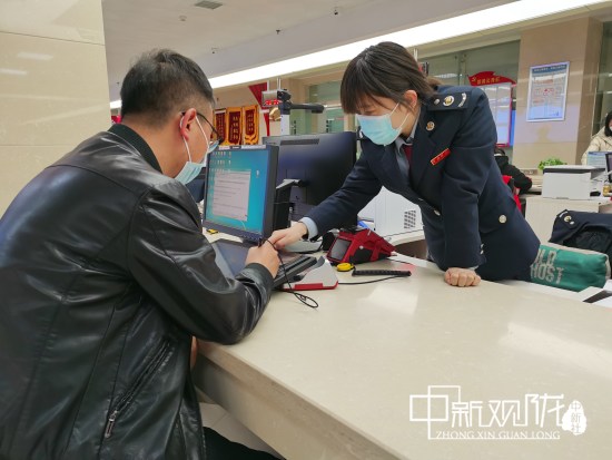 曹鹏飞用电子笔签字确认。谭同灿 摄