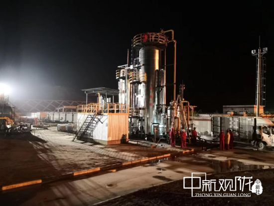 轻烃厂正在对无水氯化钙脱水装置安装前期安装工作进行连夜准备。