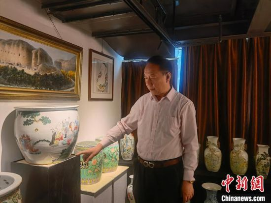 刘世杰向记者介绍自己收藏的文物。 高康迪 摄