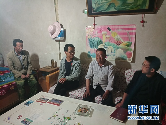 孙照杰(左二)在群众家中了解情况。(甘肃省卓尼县木耳镇党建办公室供图)