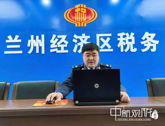 王力卫正在直播。谭同灿 摄