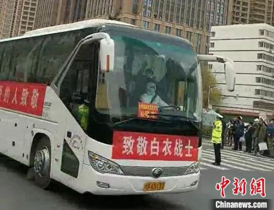 甘肃最后一批支援湖北医护人员返回兰州。