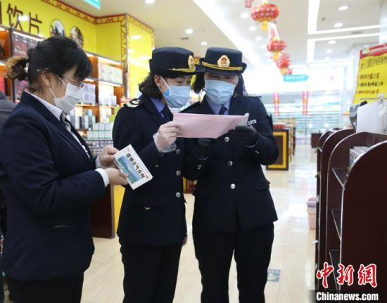 图为兰州市市场监管局工作人员对药品零售企业开展检查。(资料图) 史静静 摄
