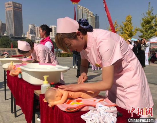 图为“陇原妹”进行技能展示。(资料图)