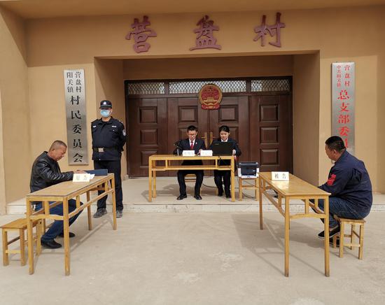 敦煌市法院流动法庭把庭审送到群众家门口。