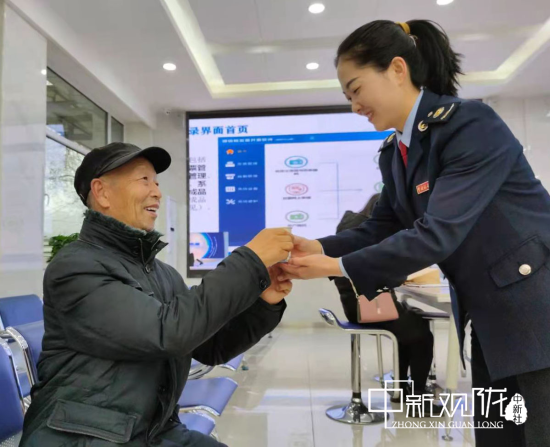 韩倩倩为杜大爷倒上水。谭同灿 摄
