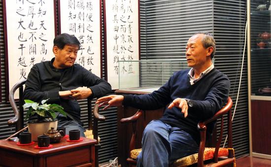 原都市天地报总编张振兴(右一)