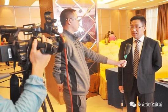 东接受四川电视台记者采访