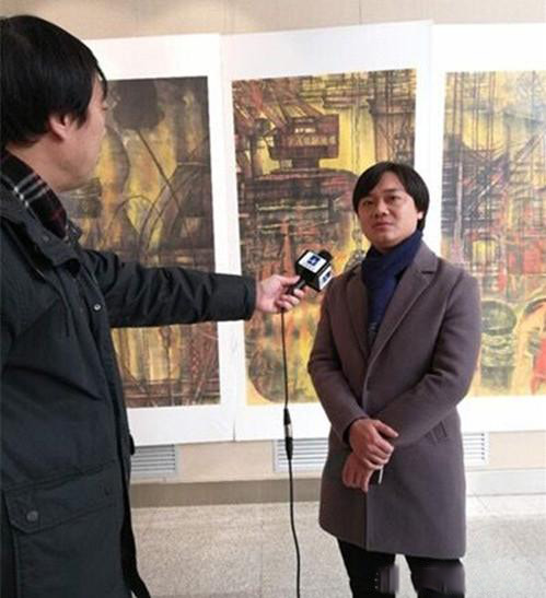 青年画家钟德接受媒体采访