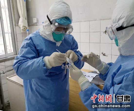 图为兰州大学第一医院一线医护人员工作照。