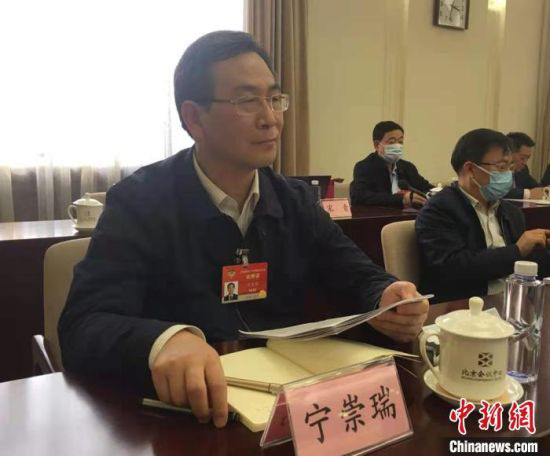 2021年全国两会期间,全国政协委员、民建甘肃省委主委宁崇瑞建言东西部股份制共建“飞地园区”。受访人供图