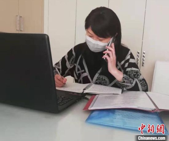 图为心理辅导老师为咨询者进行电话心理辅导。