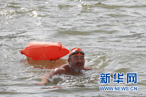 1月1日,冬泳爱好者畅游黄河。