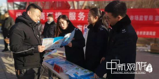 庆城县税务局在县城人口流动较多地方开展水土保持补偿费等四项非税收入宣传。