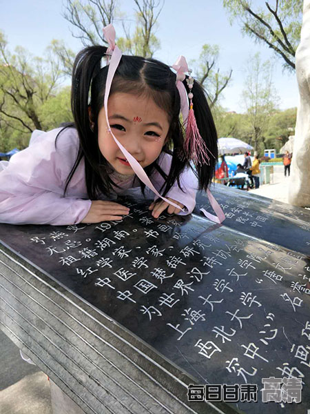 小朋友身着汉服在柳湖公园玩耍