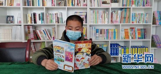 耿欢欢在“读者乡村文化驿站”阅读《故事作文》。受访对象供图