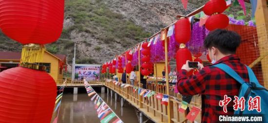 图为游客留影。 魏建军 摄