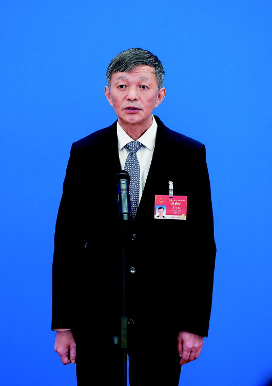 3月5日,苏伯民代表通过网络视频方式接受采访。新华社记者才扬摄