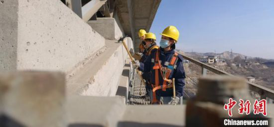 图为职工们边检查边做记录。 魏建军 摄