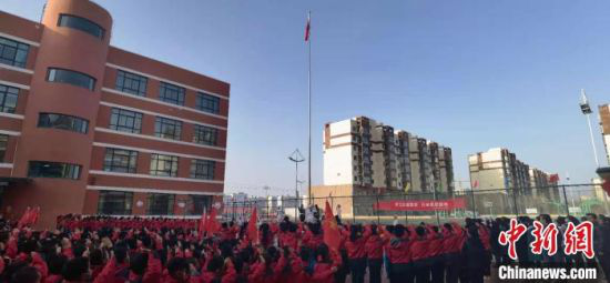 3月1日,兰州新区第五小学举办“致敬戍边英烈,传承英雄精神”缅怀英烈活动。 魏建军 摄