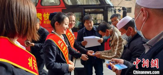 图为搬迁民众领取房屋钥匙。 魏建军 摄