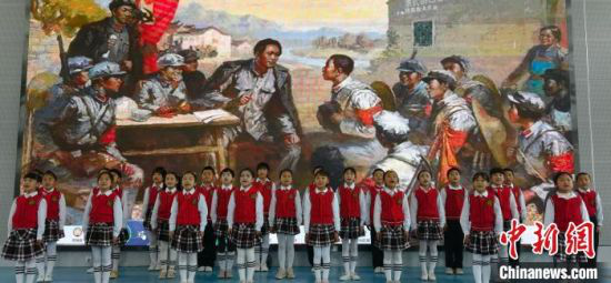 图为会宁县红军小学学生演唱红色歌曲。 魏建军 摄