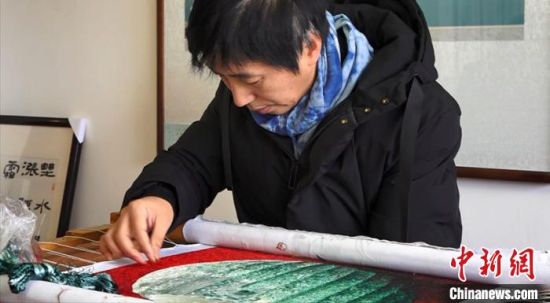 图为刘云帆创作刺绣。