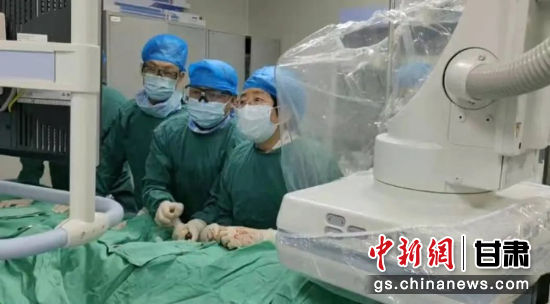图为谢萍正在进行手术。(资料图)