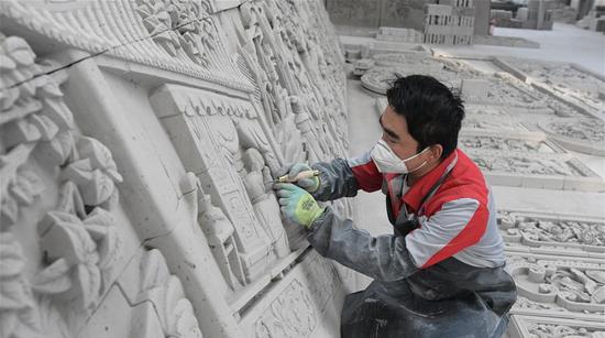 12月8日,在甘肃省临夏回族自治州临夏县一非遗扶贫就业工坊,艺人在制作砖雕作品。新华社发(史有东 摄)
