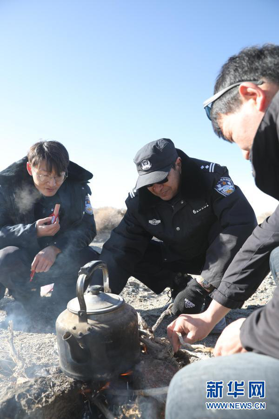 1月8日,安南坝分局民警在巡逻途中烧水。新华社记者 杜哲宇 摄