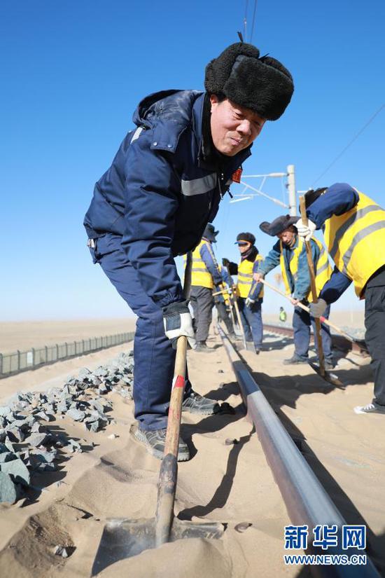 1月12日,“清沙人”在清沙作业中。新华社记者 杜哲宇 摄