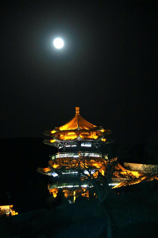 月牙泉景区拍摄的超级月亮