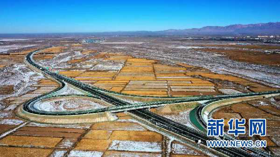 图为张掖至扁都口高速公路。甘肃省交通运输厅供图