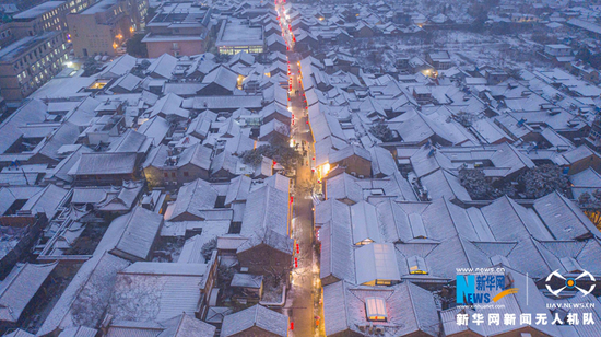 航拍东关街雪景,灯火阑珊。