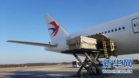 3月18日,在意大利米兰的马尔奔萨机场,中方捐助的医疗物资被运出舱。新华社发