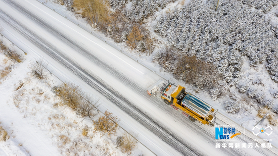 甘肃省张掖公路局除雪车辆在国道227线进行除雪作业。新华网发 (钟晓亮 摄)